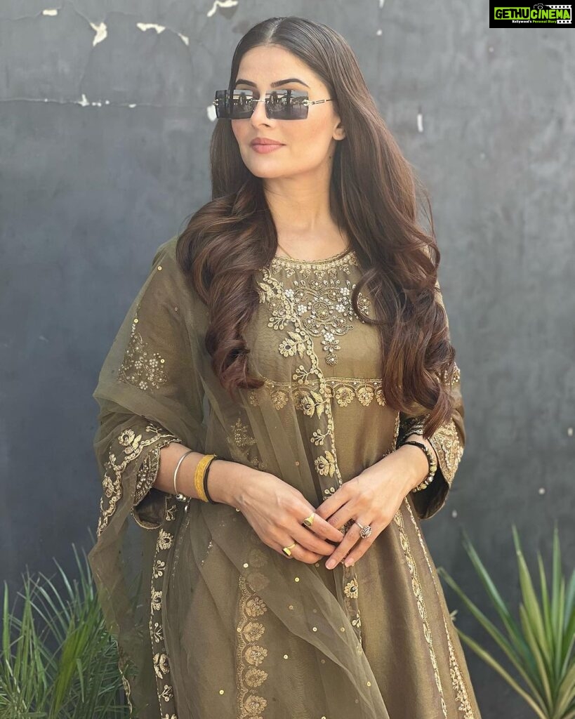 Prabh Grewal Instagram - ਛੱਡਦੇ ਤੂੰ ਫਿਕਰਾਂ ਨੂੰ , ਬਸ ਤੂੰ ਹੱਸ ਕੇ ਜਿੰਦਗੀ ਗੁਜਾਰ...!!🌹 #prabhgrewalofficial #prabhgrewal Beautiful suit @studioa_byanu ♥ Wagha Border : India - Pakistan