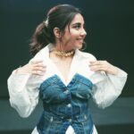 Prajakta Koli Instagram - I was getting my pictures clicked when I heard you call my name at the Meet and Greet booth at YTFF. 🥰 …. Makeup by @sahithya.shetty Hair by @shrushti_birje_28 Styled by @aakrutisejpal 📷 by @roverdiaries_ … Jewellery by @zohra_india