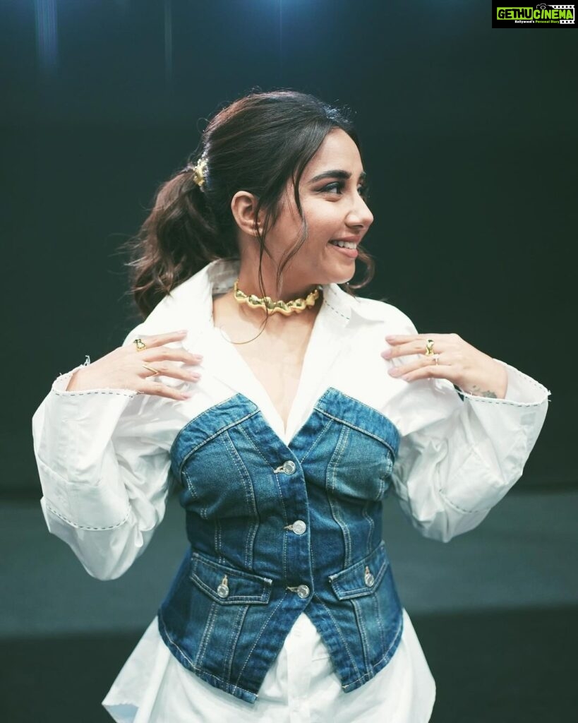 Prajakta Koli Instagram - I was getting my pictures clicked when I heard you call my name at the Meet and Greet booth at YTFF. 🥰 …. Makeup by @sahithya.shetty Hair by @shrushti_birje_28 Styled by @aakrutisejpal 📷 by @roverdiaries_ … Jewellery by @zohra_india