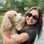Prajakta Koli Instagram - Met the goodest boi in all of the USA. 🐶💜