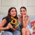 Prajakta Koli Instagram - @dollysingh walked on to set with flowers for me. Be more like @dollysingh 🌻