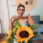 Prajakta Koli Instagram - @dollysingh walked on to set with flowers for me. Be more like @dollysingh 🌻