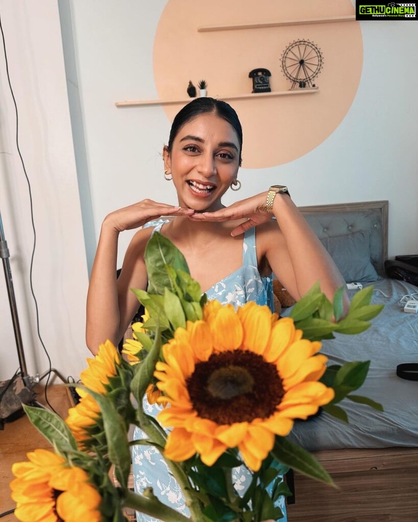 Prajakta Koli Instagram - @dollysingh walked on to set with flowers for me. Be more like @dollysingh 🌻
