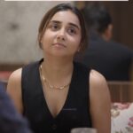 Prajakta Koli Instagram - dil tod gayi kudi GUJARAT di 🥲 ft. @mostlysane @one_moody_foodie #navratri #gujju #mostlysane #focusedindian Four More Shots Kitchen & Bar