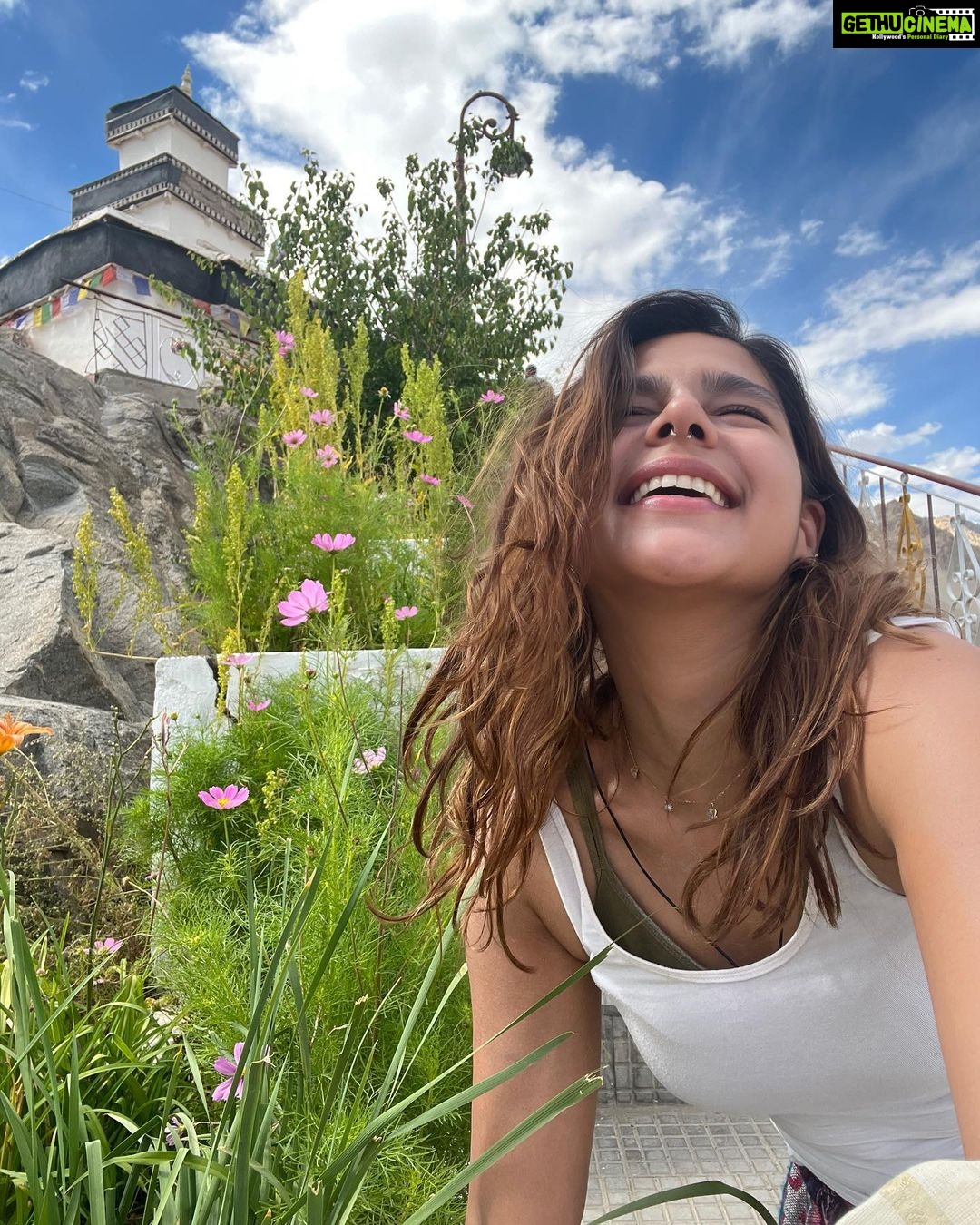 Pranati Rai Prakash Instagram - It’s truly been a wonderful day! Rather the entire week! I feel immensely grateful. 🙏🌸 I visited the ‘Pathar Sahib’ gurudwara where Guru Nanak Sahib meditated 1515-‘18; went rafting at Sangam; met a guru at the Spituk monastery…and visited the Kali mandir…and here’s being super fast at updating! Well, today is my last day here…will miss it all! 🤍
