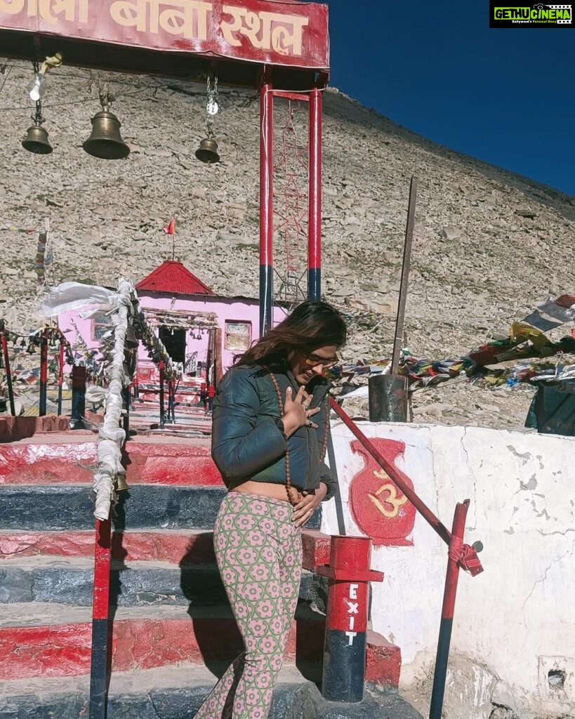 Pranati Rai Prakash Instagram - Just a girl who loves having coffee, making friends on the go, exploring the new and dressing up colourful and florals, oh yeahhh! 👻💕 #solotrip #ladakh #traveldiaries Leh Ladakh - The Land of High Passes