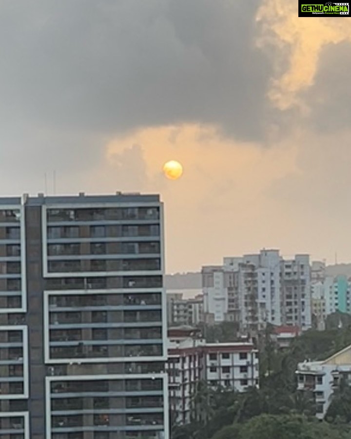 Pranati Rai Prakash Instagram - An evening well spent and some mosquito bites ☕️🥐🌅🏡 Mumbai, Maharashtra