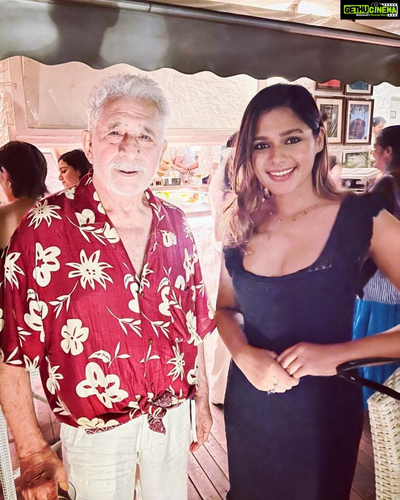 Pranati Rai Prakash Instagram - At @mariagorettiz’s ‘To The Moon and Back’ book launch. She’s one of the finest humans I know in the city and can’t wait to read what she’s shared about life, love and everything in-between. Also met @naseeruddin49 sir, well, happened to get a picture this time. 🤍 Olive Bar & Kitchen