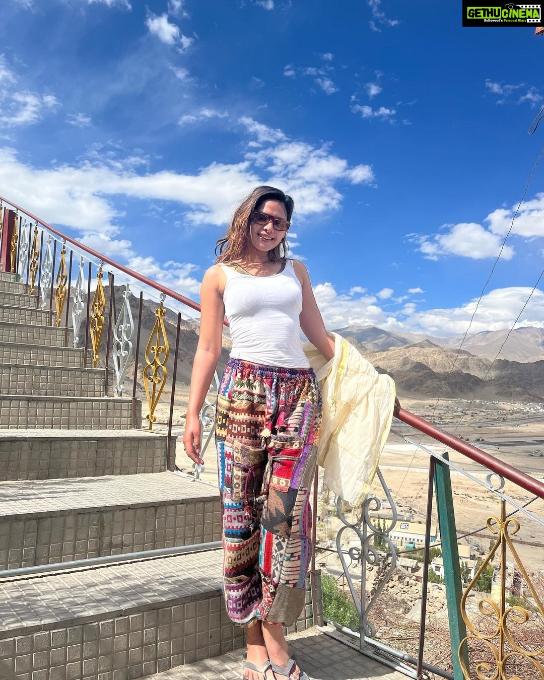 Pranati Rai Prakash Instagram - It’s truly been a wonderful day! Rather the entire week! I feel immensely grateful. 🙏🌸 I visited the ‘Pathar Sahib’ gurudwara where Guru Nanak Sahib meditated 1515-‘18; went rafting at Sangam; met a guru at the Spituk monastery…and visited the Kali mandir…and here’s being super fast at updating! Well, today is my last day here…will miss it all! 🤍