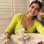Pranutan Bahl Instagram – just a girl and her chai ☕️

(and her neon green top) ☺️