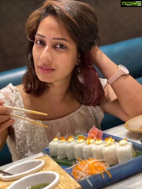 Priya Marathe Instagram - Sushi indulgence.. @rutujanatu @uncleanky thnku fr this soul satisfying lip smacking meal.. 😋🤩🤗❤️😘 @hana.asiankitchen thank u soo much fr such lovely food..