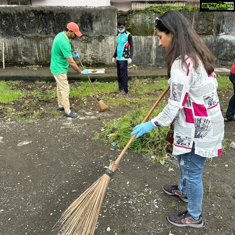Priya Marathe Instagram - स्वच्छ्ता हीच सेवा! #cleanlinessdrive Thank you @mbmconline @ravipawar_dmc ji.. fr making us a part of this cleanliness drive..