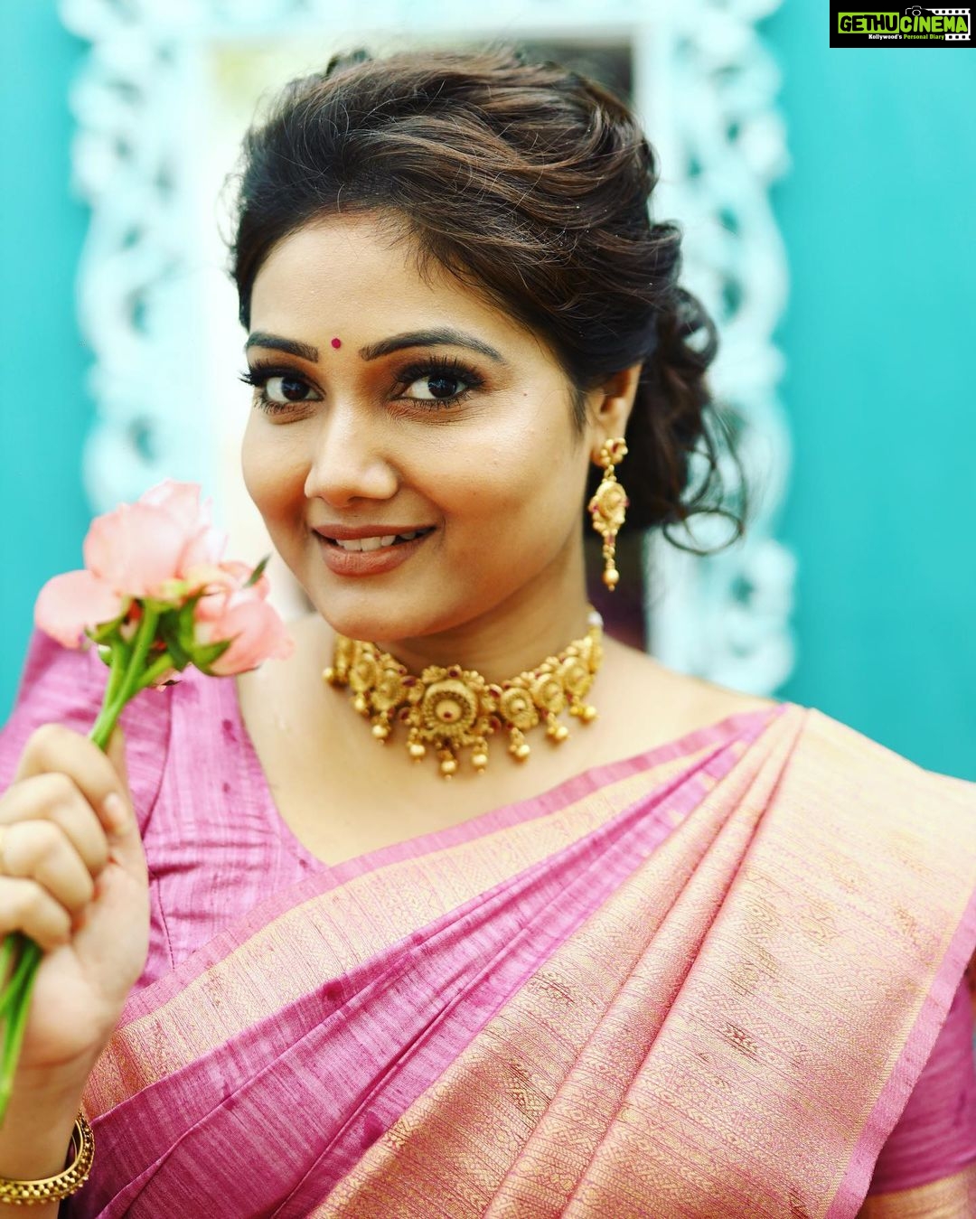 Priyanka Nalkari Instagram - #happyvinayakachaturthi2023 🐘🐀🌸 Saree @eisbera_fashion_studio_ ❤️