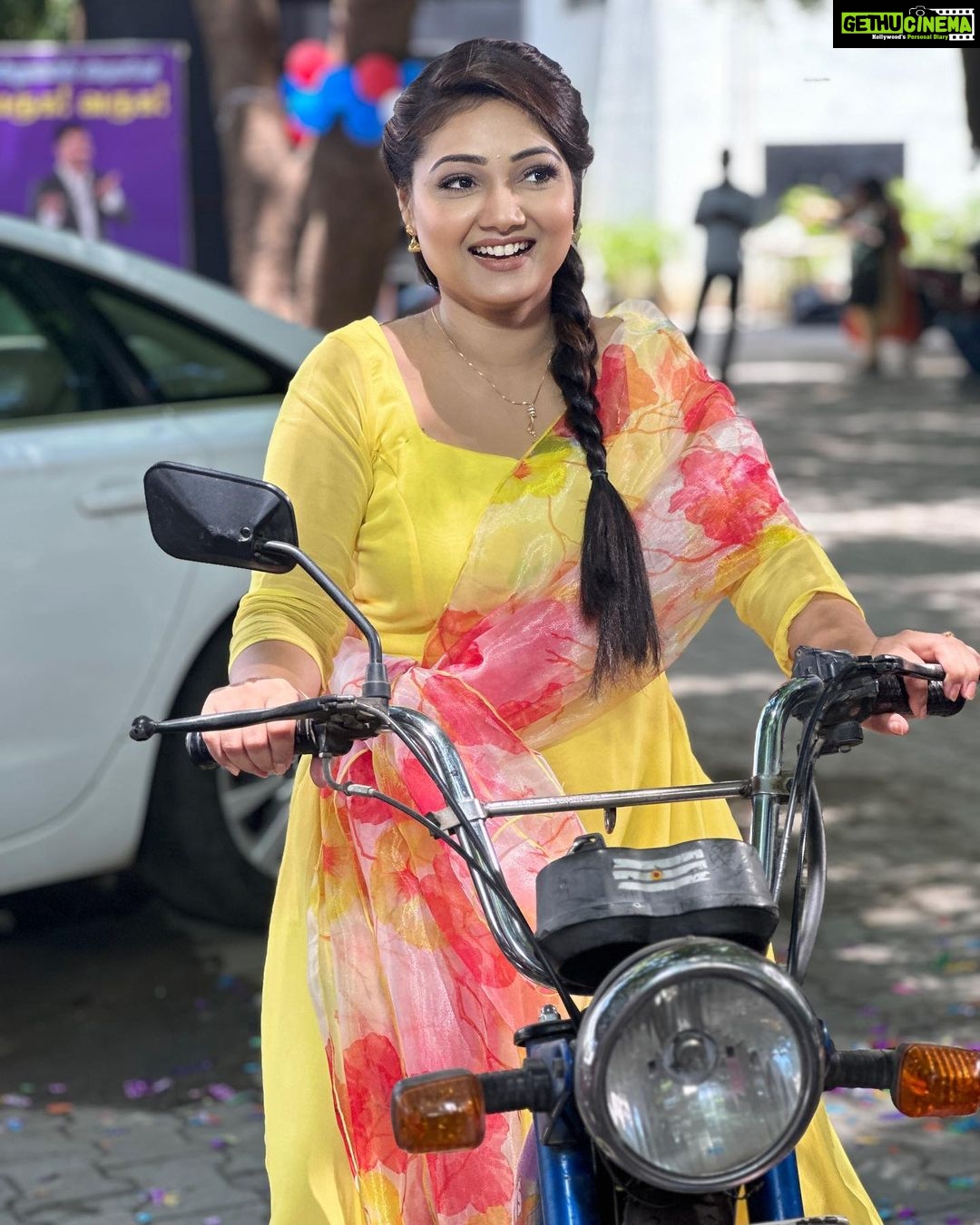 Priyanka Nalkari Instagram - #smile #behappy #strongwomen #damayanthi #naladamayanthi #roja #seetha #nalkarpriyanka #priyankanalkari #favcolourđ #lemonyellow Outfit @tag_a_clothing_brand