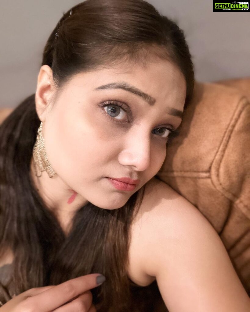 Priyanka Nalkari Instagram - #allaboutlastnight #halloween #halloweenparty #kl #happyweekend #lens #grey #makeup #nun #selfies #couplegoals #actress #partyallnight #poser #scary