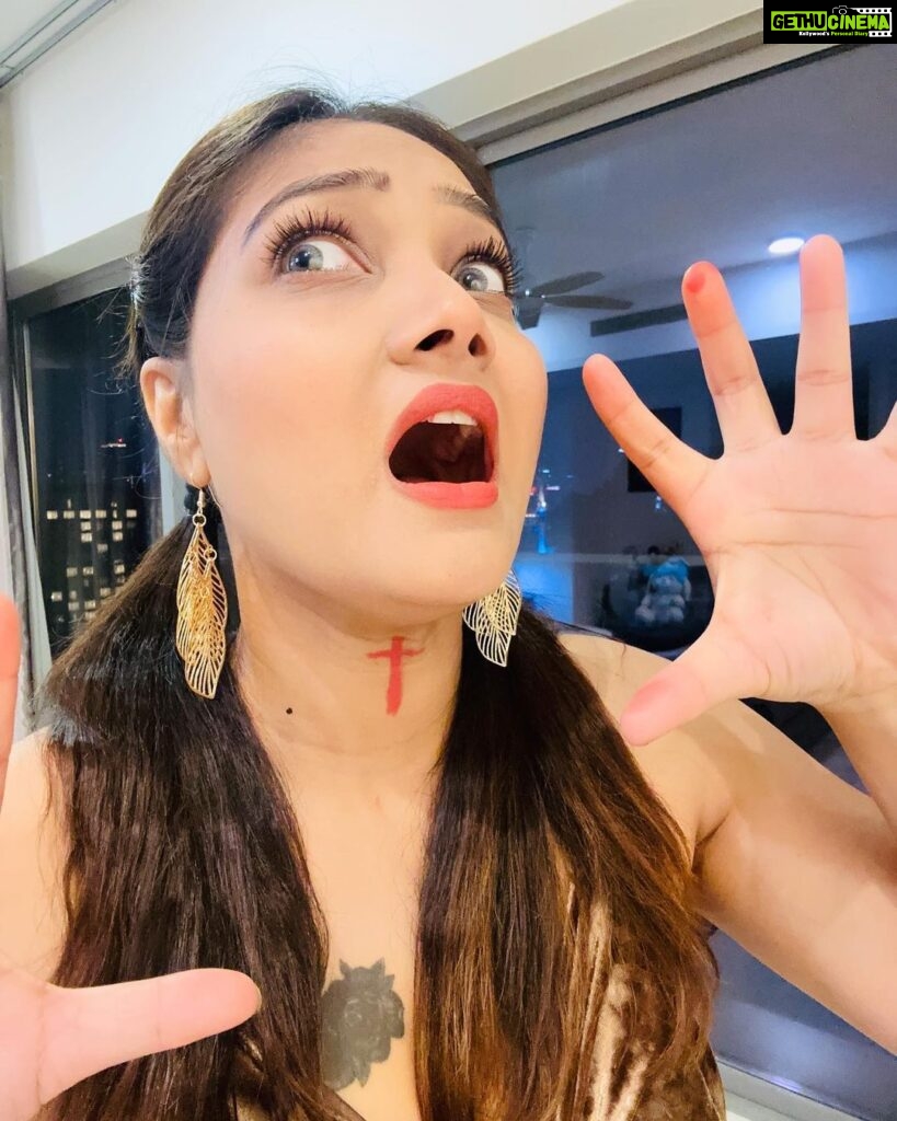 Priyanka Nalkari Instagram - #allaboutlastnight #halloween #halloweenparty #kl #happyweekend #lens #grey #makeup #nun #selfies #couplegoals #actress #partyallnight #poser #scary