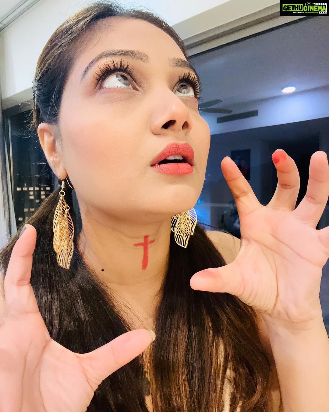 Priyanka Nalkari Instagram - #allaboutlastnight #halloween #halloweenparty #kl #happyweekend #lens #grey #makeup #nun #selfies #couplegoals #actress #partyallnight #poser #scary