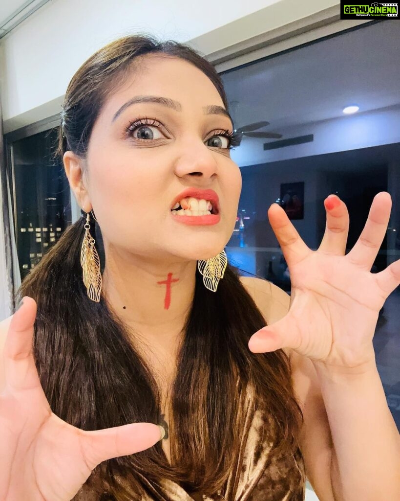 Priyanka Nalkari Instagram - #allaboutlastnight #halloween #halloweenparty #kl #happyweekend #lens #grey #makeup #nun #selfies #couplegoals #actress #partyallnight #poser #scary