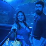 Priyanka Nalkari Instagram – #aquarium #kl #kualalumpur #lovefishes #blue #couplegoals #happyweekend #jumpsuit #selfies #malaysia #fun #happy #wifeylife #actresslife #teluguamayi #tamilactress #indian #instagram #instamood Aquarium KL Tower