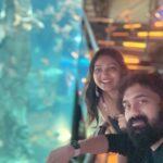 Priyanka Nalkari Instagram – #aquarium #kl #kualalumpur #lovefishes #blue #couplegoals #happyweekend #jumpsuit #selfies #malaysia #fun #happy #wifeylife #actresslife #teluguamayi #tamilactress #indian #instagram #instamood Aquarium KL Tower