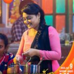 Priyanka Nalkari Instagram - சமையல் Ready...நாளைக்கு 6.30 ku விருந்துக்கு வந்துடுங்க. நாளை முதல் | நளதமயந்தி | திங்கள் - சனி | மாலை 6.30 மணிக்கு. #NalaDamayanthi #NewSerial #PriyankaNalkari #Damayanthi #Nanda #Nalan #ZeeTamil