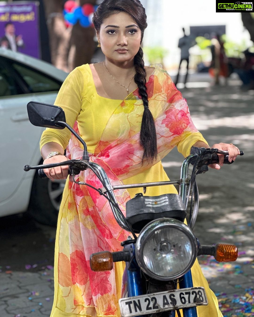 Priyanka Nalkari Instagram - #smile #behappy #strongwomen #damayanthi #naladamayanthi #roja #seetha #nalkarpriyanka #priyankanalkari #favcolourđ #lemonyellow Outfit @tag_a_clothing_brand