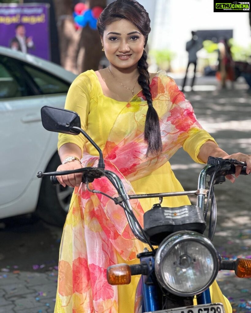 Priyanka Nalkari Instagram - #smile #behappy #strongwomen #damayanthi #naladamayanthi #roja #seetha #nalkarpriyanka #priyankanalkari #favcolour😍 #lemonyellow Outfit @tag_a_clothing_brand