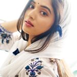 Priyanka Thimmesh Instagram - 💙🤍 Clicked by @bhagathmakka 🙌🏻 @iampriyankaathimmesh #priyankathimmesh #priyankathimmeshofficial