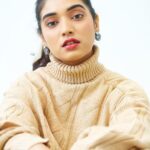 Priyanka Thimmesh Instagram - 💚🤎✨ Clicked by @bhagathmakka 🫰🏻 #priyankathimmeshofficial #priyankathimmesh #trending #glamour #positivity #focused #confidence #poser