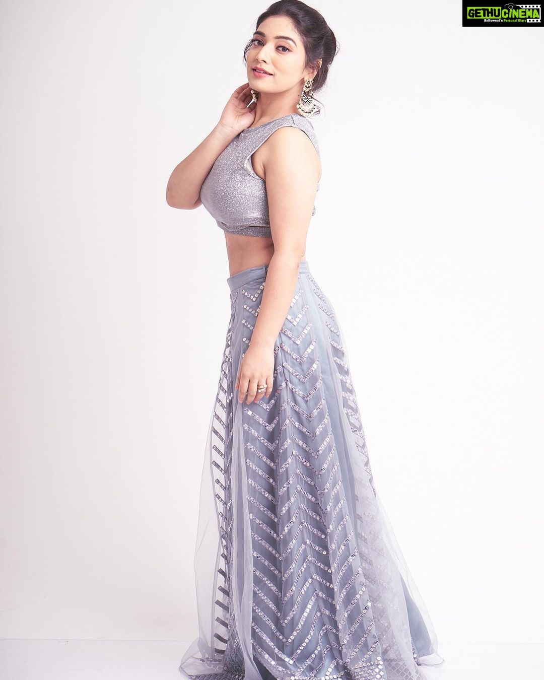 Priyanka Thimmesh Instagram - Smile, it’s free therapy😀✨ Photography @bhagathmakka Credit #jehensaai Desginer by @lakshana_label Makeup & hair @iglambeautystudiochennai @iampriyankaathimmesh #priyankathimmeshofficial #priyankathimmesh #lovelife #smileon #beliveinyourself