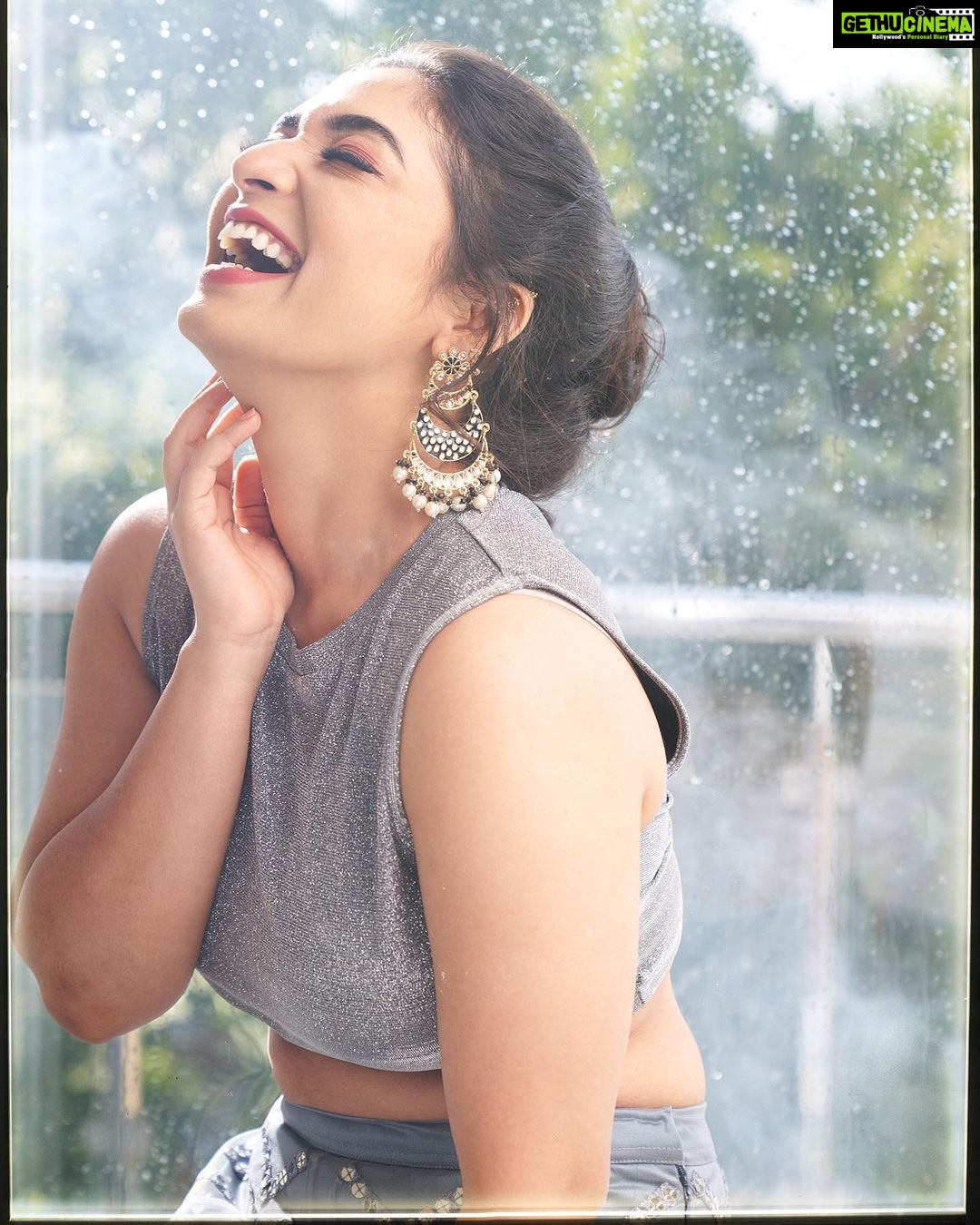 Priyanka Thimmesh Instagram - Smile, it’s free therapy😀✨ Photography @bhagathmakka Credit #jehensaai Desginer by @lakshana_label Makeup & hair @iglambeautystudiochennai @iampriyankaathimmesh #priyankathimmeshofficial #priyankathimmesh #lovelife #smileon #beliveinyourself