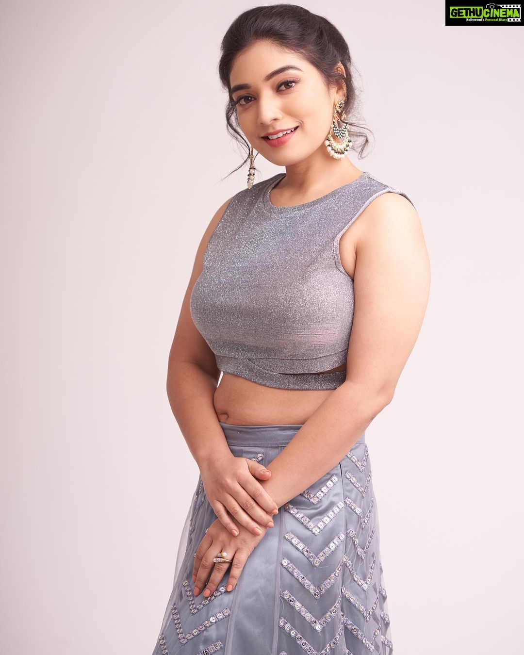 Priyanka Thimmesh Instagram - Smile, it’s free therapy😀✨ Photography @bhagathmakka Credit #jehensaai Desginer by @lakshana_label Makeup & hair @iglambeautystudiochennai @iampriyankaathimmesh #priyankathimmeshofficial #priyankathimmesh #lovelife #smileon #beliveinyourself