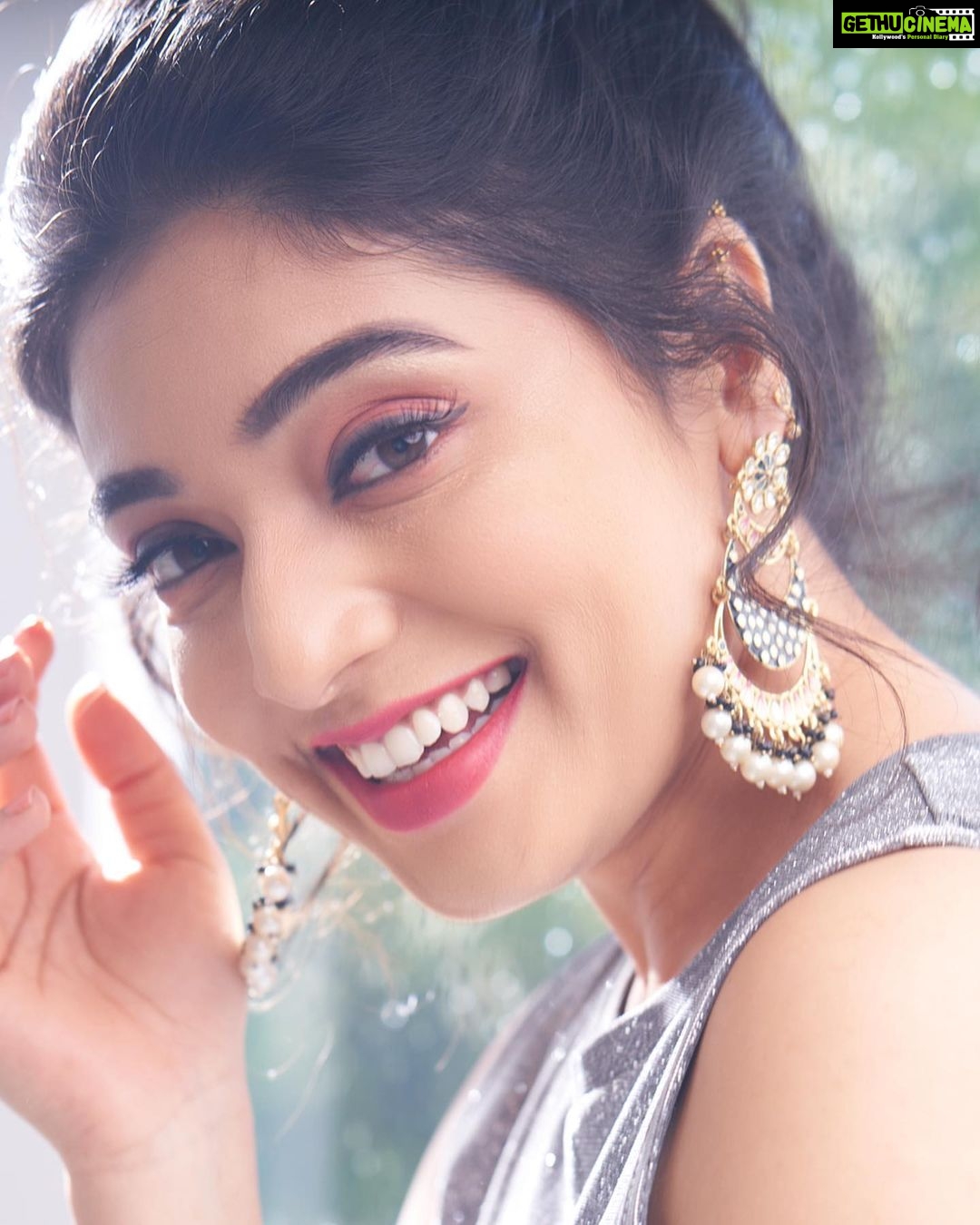 Priyanka Thimmesh Instagram - Smile, it’s free therapy😀✨ Photography @bhagathmakka Credit #jehensaai Desginer by @lakshana_label Makeup & hair @iglambeautystudiochennai @iampriyankaathimmesh #priyankathimmeshofficial #priyankathimmesh #lovelife #smileon #beliveinyourself