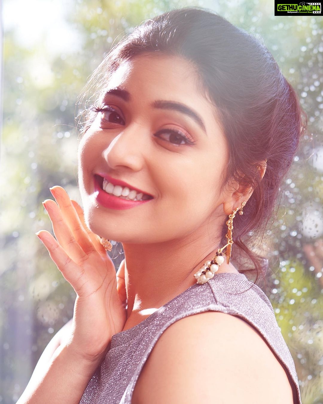Priyanka Thimmesh Instagram - Smile, it’s free therapy😀✨ Photography @bhagathmakka Credit #jehensaai Desginer by @lakshana_label Makeup & hair @iglambeautystudiochennai @iampriyankaathimmesh #priyankathimmeshofficial #priyankathimmesh #lovelife #smileon #beliveinyourself