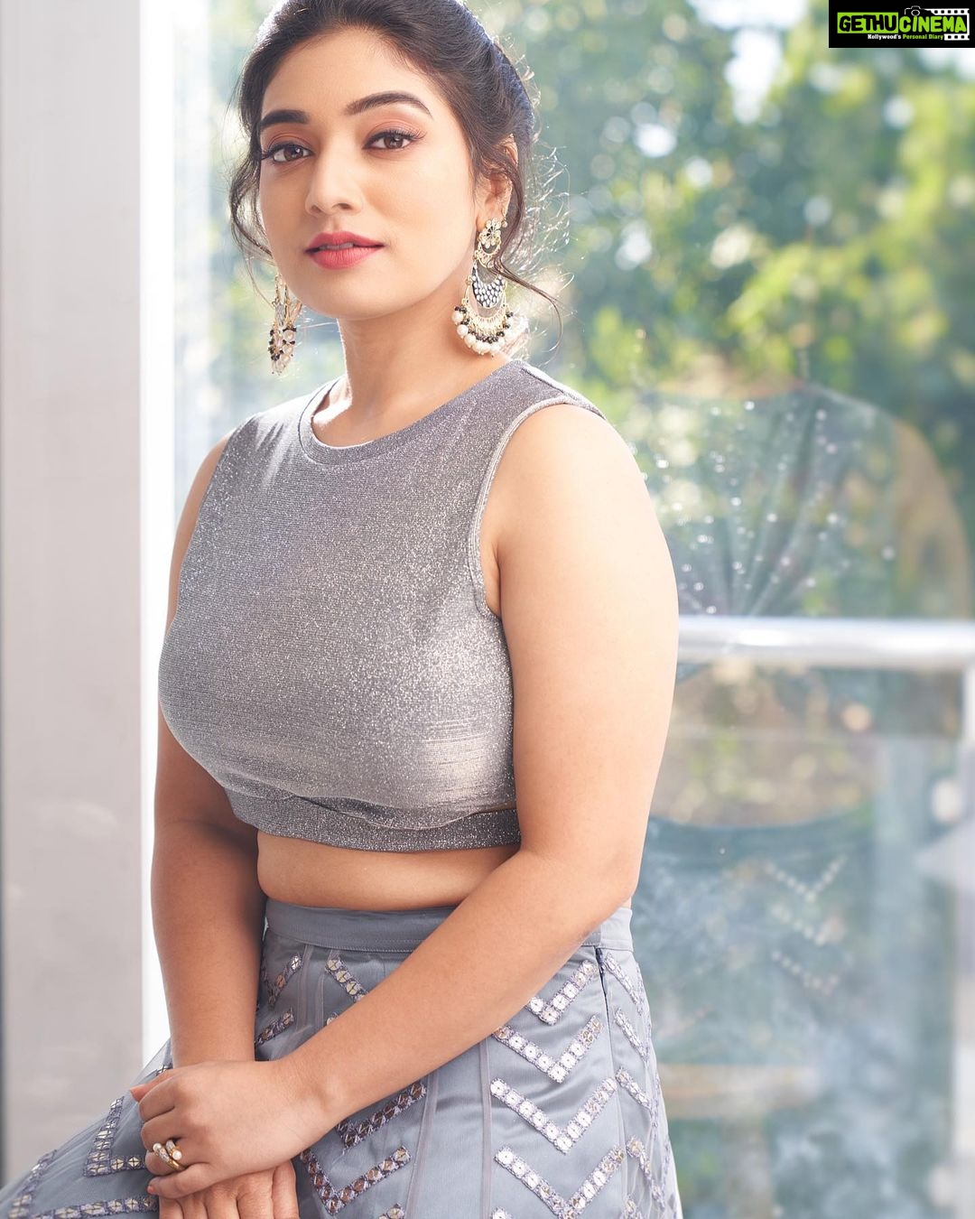 Priyanka Thimmesh Instagram - Smile, it’s free therapy😀✨ Photography @bhagathmakka Credit #jehensaai Desginer by @lakshana_label Makeup & hair @iglambeautystudiochennai @iampriyankaathimmesh #priyankathimmeshofficial #priyankathimmesh #lovelife #smileon #beliveinyourself