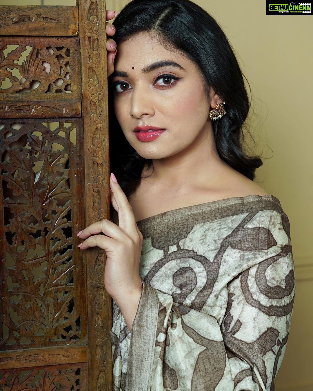 Priyanka Thimmesh Instagram - ❤️✨ Photography @vkey21 @blackbox_mediacorp Costume @thoran_by_zayi Stylist @zohibzayi Make up @iglambeautystudiochennai Special thanks to @jesufeast_12 @ameerkbasheer @adam__zamar @iampriyankaathimmesh #priyankathimmeshofficial #priyankathimmesh Thanks for editing my photo Kiruu @rainbow_photography_official