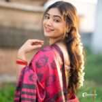 Priyanka Thimmesh Instagram – ✨

Happy morning 🥰
📸 by my fav one @rainbow_photography_official 
🥰🤍
#priyankathimmeshofficial #priyankathimmesh #sareelove #traditionalwear #happiness #smilemore #instagood #rainbowphotography #rainbowclick🌈