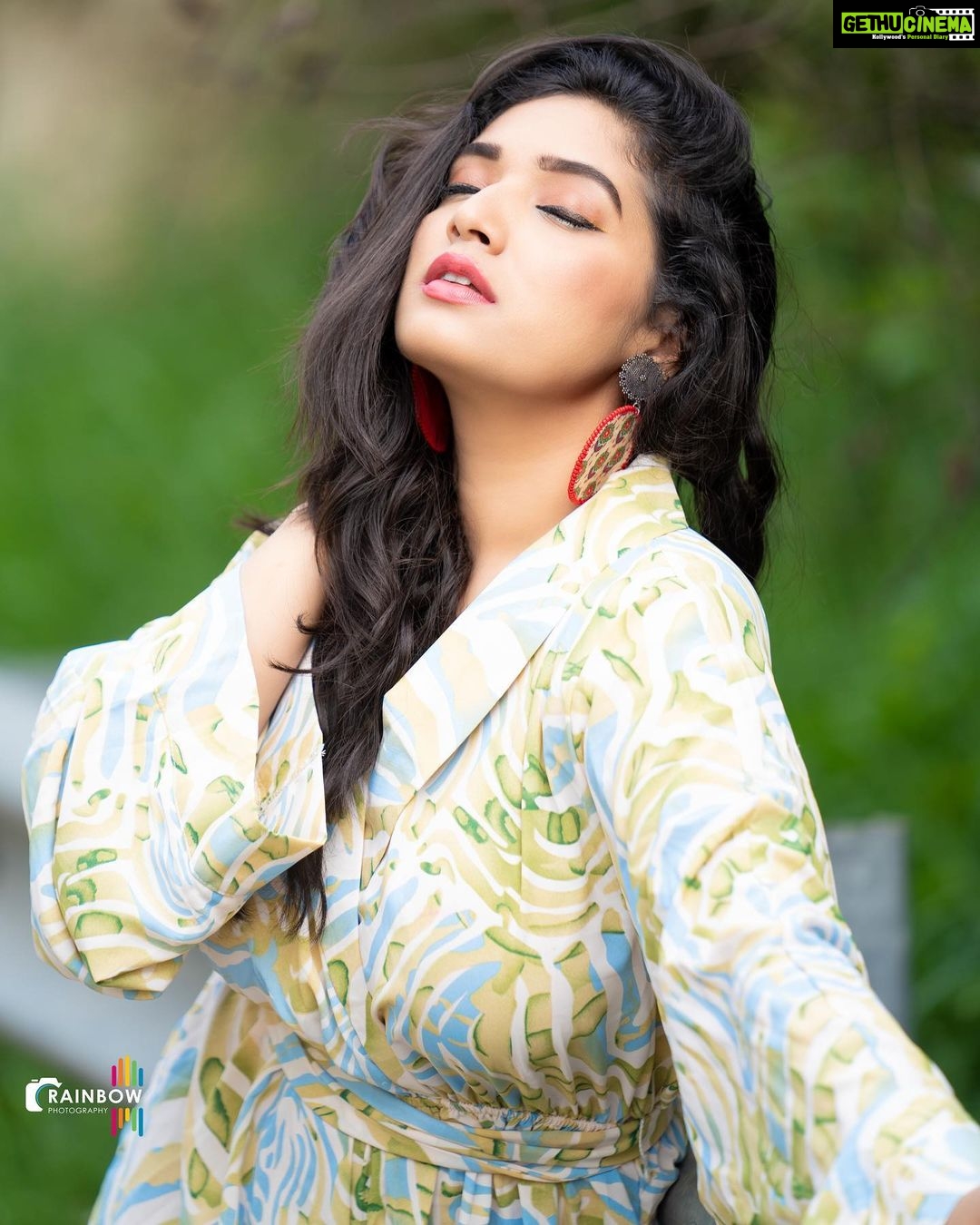 Priyanka Thimmesh Instagram - See Good In All Things.. Happiness will be with youβ€οΈβ¨ Happy evening π πΈ: @rainbow_photography_official π«Άπ»π₯° #priyankathimmeshofficial #priyankathimmesh #iknowcutenessoverload π #happiness #loveoflife πππππ