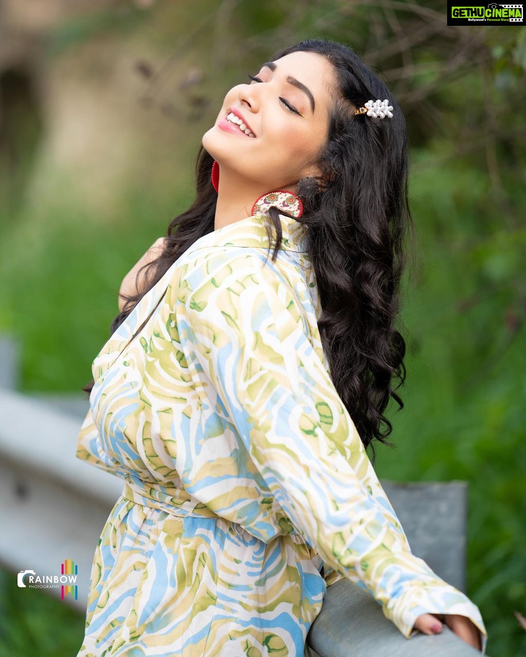 Priyanka Thimmesh Instagram - See Good In All Things.. Happiness will be with youβ€οΈβ¨ Happy evening π πΈ: @rainbow_photography_official π«Άπ»π₯° #priyankathimmeshofficial #priyankathimmesh #iknowcutenessoverload π #happiness #loveoflife πππππ