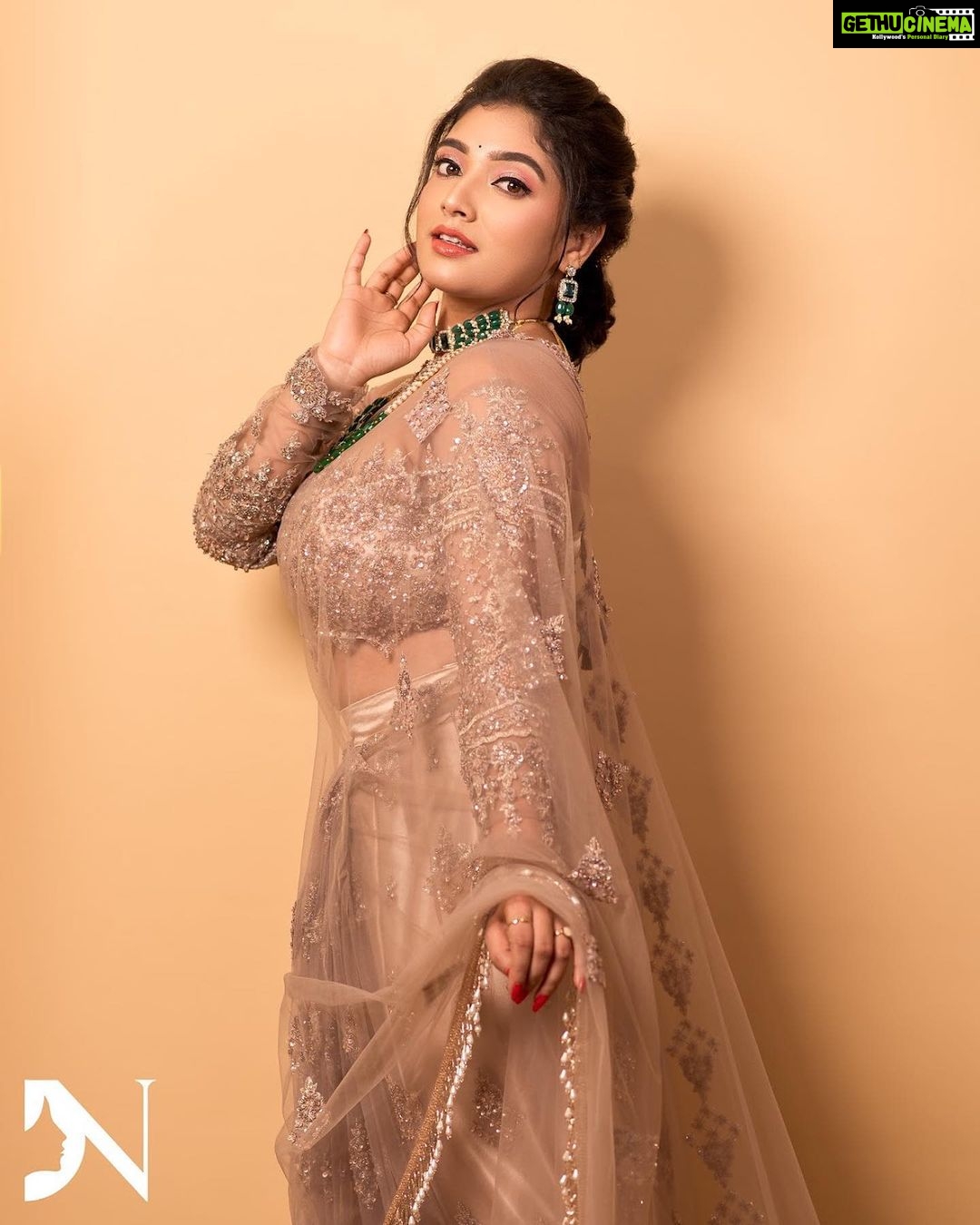 Priyanka Thimmesh Instagram - ✨The easiest way to feel hot yet modest is to wear a saree!✨ MUA : @makeupbydivyanagaraj You did your make up so amazingly for me divya❤️ Outfit : @label_divya_samal 🫶🏻👌🏻👌🏻 Clicked by : @chidu.ln_portraits 🫶🏻✨ #priyankathimmeshofficial #priyankathimmesh #sareelove #lovelife #instalove