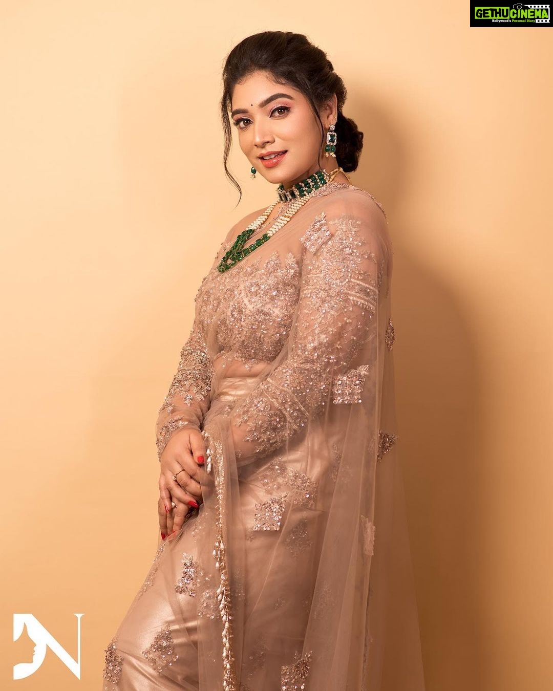 Priyanka Thimmesh Instagram - ✨The easiest way to feel hot yet modest is to wear a saree!✨ MUA : @makeupbydivyanagaraj You did your make up so amazingly for me divya❤️ Outfit : @label_divya_samal 🫶🏻👌🏻👌🏻 Clicked by : @chidu.ln_portraits 🫶🏻✨ #priyankathimmeshofficial #priyankathimmesh #sareelove #lovelife #instalove
