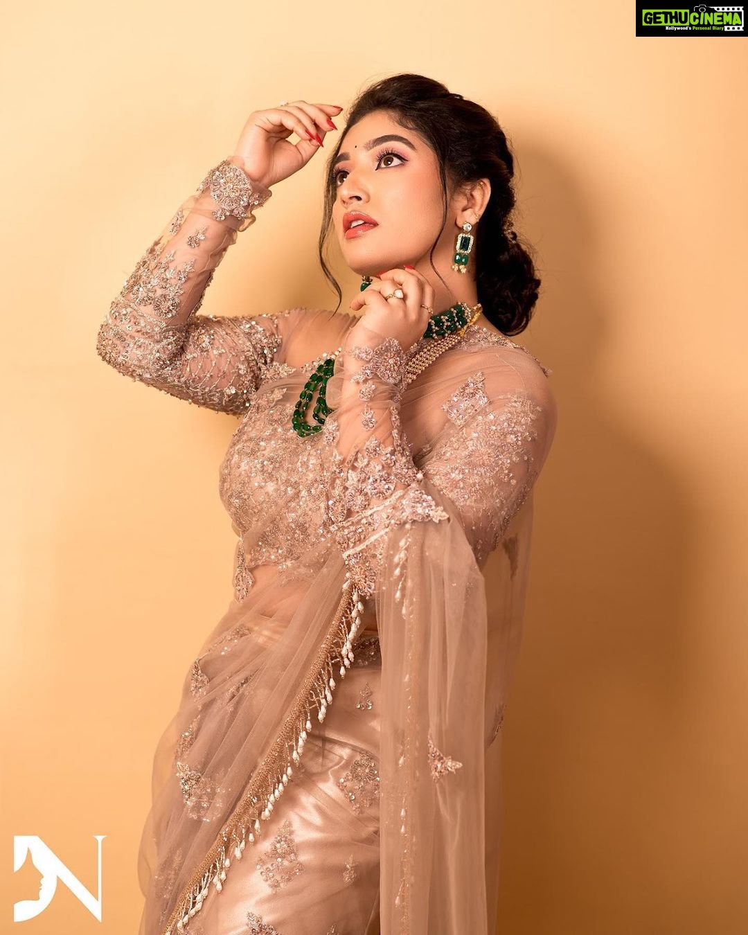 Priyanka Thimmesh Instagram - ✨The easiest way to feel hot yet modest is to wear a saree!✨ MUA : @makeupbydivyanagaraj You did your make up so amazingly for me divya❤️ Outfit : @label_divya_samal 🫶🏻👌🏻👌🏻 Clicked by : @chidu.ln_portraits 🫶🏻✨ #priyankathimmeshofficial #priyankathimmesh #sareelove #lovelife #instalove