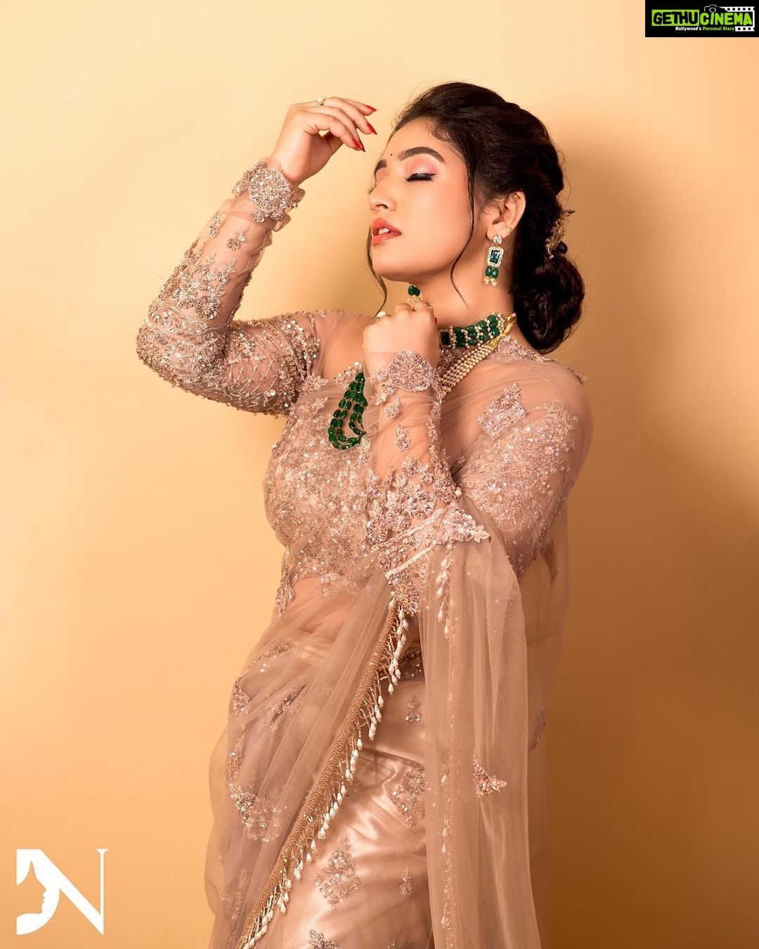Priyanka Thimmesh Instagram - ✨The easiest way to feel hot yet modest is to wear a saree!✨ MUA : @makeupbydivyanagaraj You did your make up so amazingly for me divya❤️ Outfit : @label_divya_samal 🫶🏻👌🏻👌🏻 Clicked by : @chidu.ln_portraits 🫶🏻✨ #priyankathimmeshofficial #priyankathimmesh #sareelove #lovelife #instalove