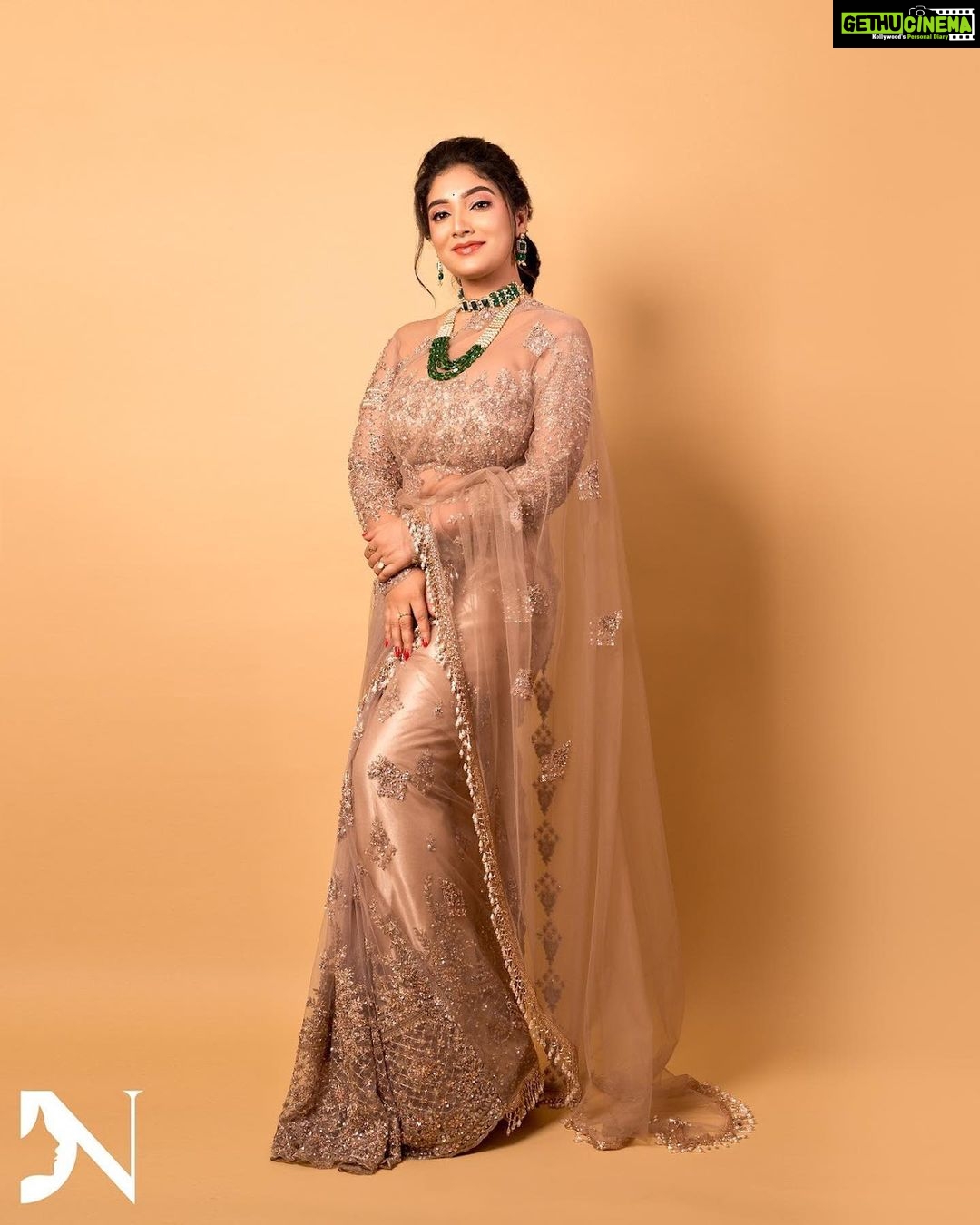Priyanka Thimmesh Instagram - ✨The easiest way to feel hot yet modest is to wear a saree!✨ MUA : @makeupbydivyanagaraj You did your make up so amazingly for me divya❤️ Outfit : @label_divya_samal 🫶🏻👌🏻👌🏻 Clicked by : @chidu.ln_portraits 🫶🏻✨ #priyankathimmeshofficial #priyankathimmesh #sareelove #lovelife #instalove