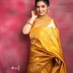 Priyanka Thimmesh Instagram - Life is short. Let my pallu be long!🫡😁👀 @iampriyankaathimmesh 📸 ; @rainbow_photography_official MUA 💄; @makeupstoriesbysumachikkegowda 🎀hair sty; #rukmini Designer👗 ; @shimmer_designer_studio & @mathura_creations Jewels 💎 ; @rent_bridal_jewellery #priyankathimmeshofficial #saregirl #traditional #instagram #instalike #instalove