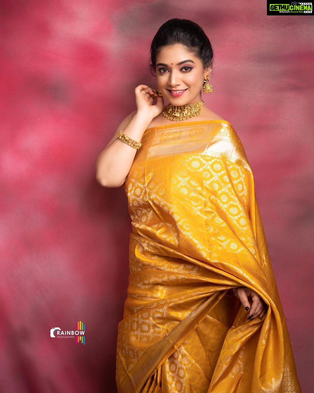 Priyanka Thimmesh Instagram - Life is short. Let my pallu be long!๐ซก๐๐ @iampriyankaathimmesh ๐ธ ; @rainbow_photography_official MUA ๐; @makeupstoriesbysumachikkegowda ๐hair sty; #rukmini Designer๐ ; @shimmer_designer_studio & @mathura_creations Jewels ๐ ; @rent_bridal_jewellery #priyankathimmeshofficial #saregirl #traditional #instagram #instalike #instalove