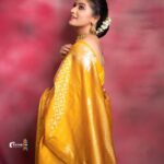 Priyanka Thimmesh Instagram - Life is short. Let my pallu be long!🫡😁👀 @iampriyankaathimmesh 📸 ; @rainbow_photography_official MUA 💄; @makeupstoriesbysumachikkegowda 🎀hair sty; #rukmini Designer👗 ; @shimmer_designer_studio & @mathura_creations Jewels 💎 ; @rent_bridal_jewellery #priyankathimmeshofficial #saregirl #traditional #instagram #instalike #instalove