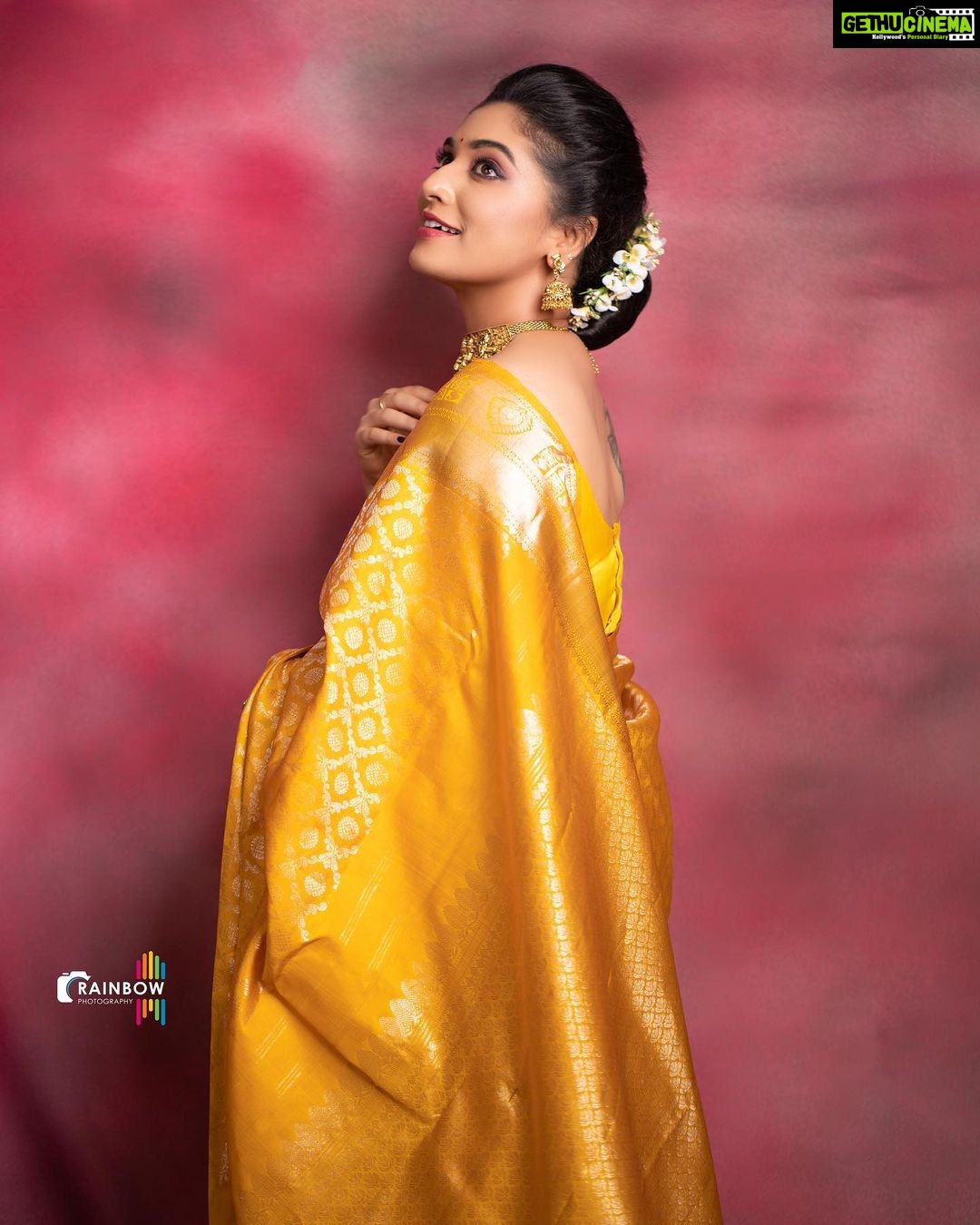 Priyanka Thimmesh Instagram - Life is short. Let my pallu be long!๐ซก๐๐ @iampriyankaathimmesh ๐ธ ; @rainbow_photography_official MUA ๐; @makeupstoriesbysumachikkegowda ๐hair sty; #rukmini Designer๐ ; @shimmer_designer_studio & @mathura_creations Jewels ๐ ; @rent_bridal_jewellery #priyankathimmeshofficial #saregirl #traditional #instagram #instalike #instalove