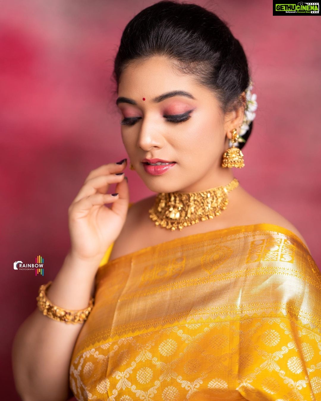 Priyanka Thimmesh Instagram - Life is short. Let my pallu be long!๐ซก๐๐ @iampriyankaathimmesh ๐ธ ; @rainbow_photography_official MUA ๐; @makeupstoriesbysumachikkegowda ๐hair sty; #rukmini Designer๐ ; @shimmer_designer_studio & @mathura_creations Jewels ๐ ; @rent_bridal_jewellery #priyankathimmeshofficial #saregirl #traditional #instagram #instalike #instalove