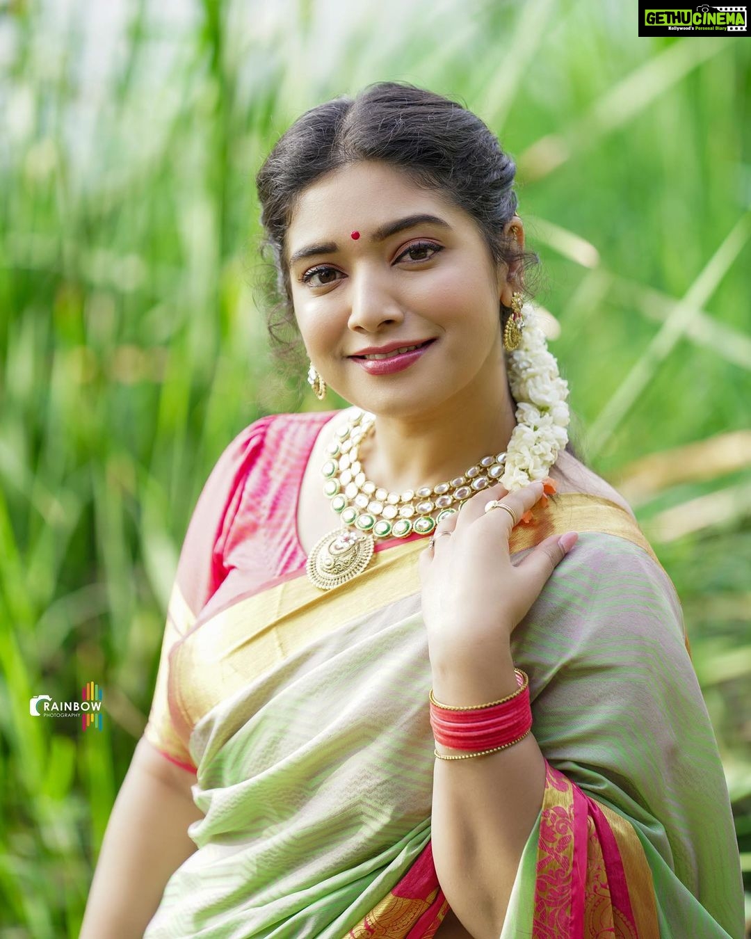 Priyanka Thimmesh Instagram - “When you make peace with yourself, you make peace with the world.” 🤩 @iampriyankaathimmesh #priyankathimmeshofficial Click by 📸: @rainbow_photography_official thank u kiru ..your are the best 🤩💖 #sareelove #sareegirl #traditionalwear #instagood #instagram #happysoul❤️ #peaceofmind #loveoflife #emotional #strongwomen 🥰💖